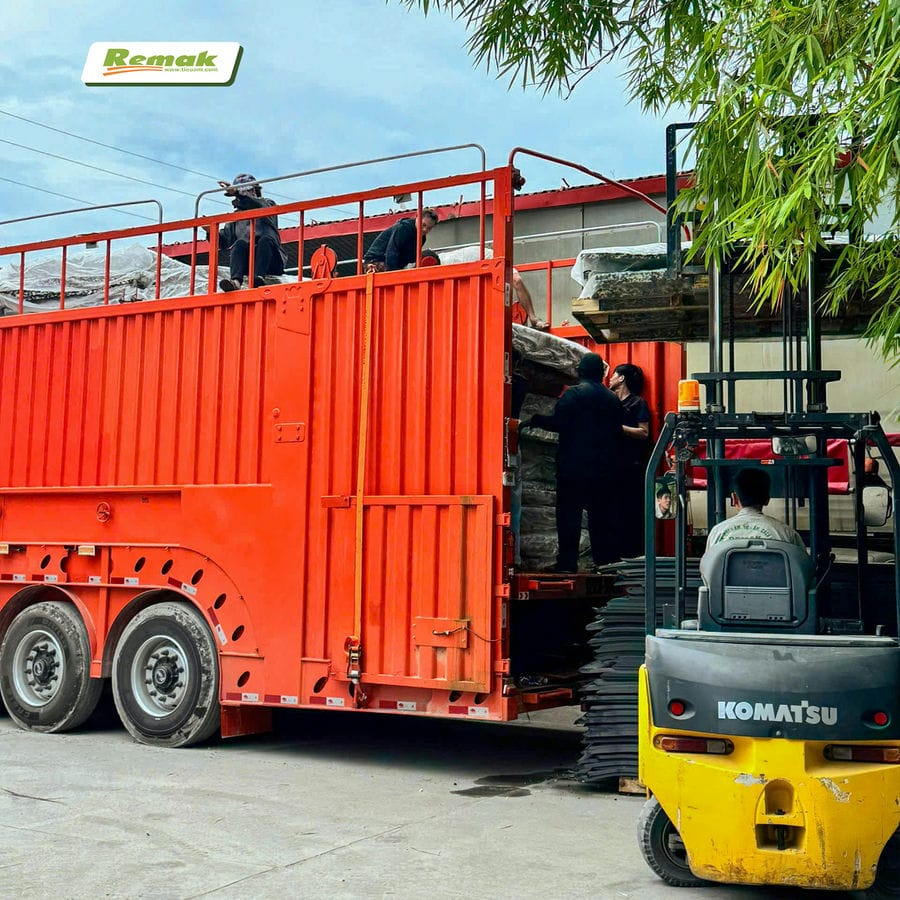 5000 tấm mút ép tái sinh được Remak cấp về nhà máy sản xuất ô tô lớn nhất tại Việt Nam