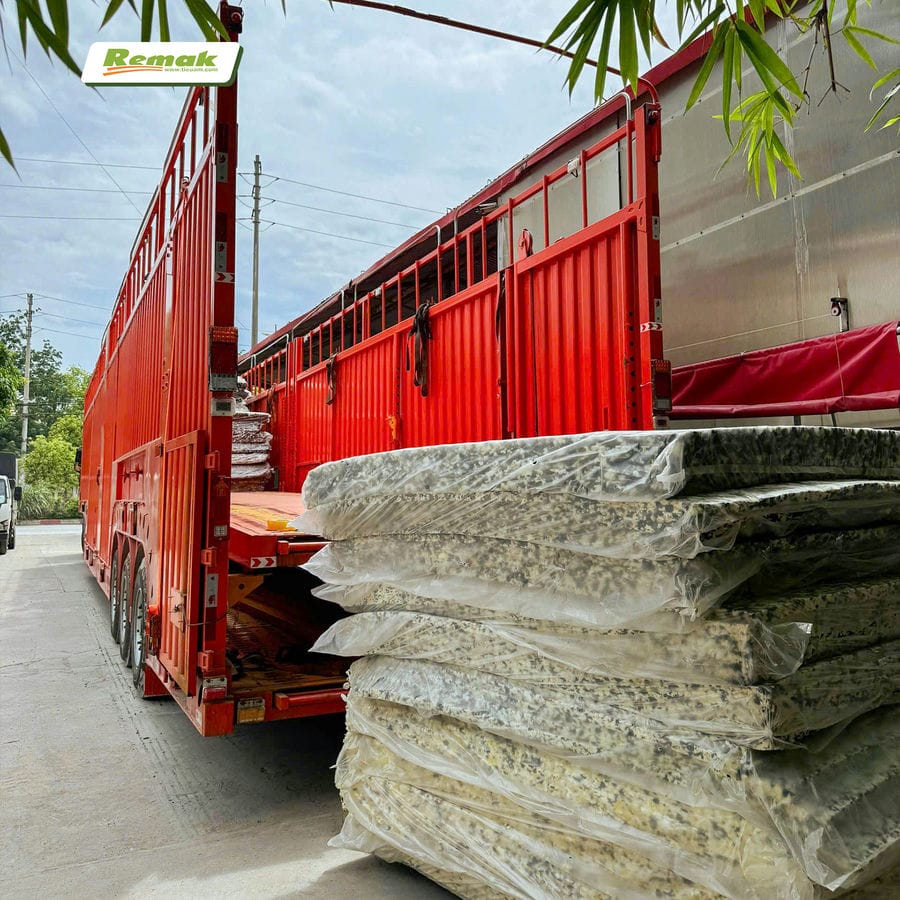 Mút ép Remak được xếp thành kiện chuẩn bị lên đường kiến tạo chất lượng cho ngành ô tô