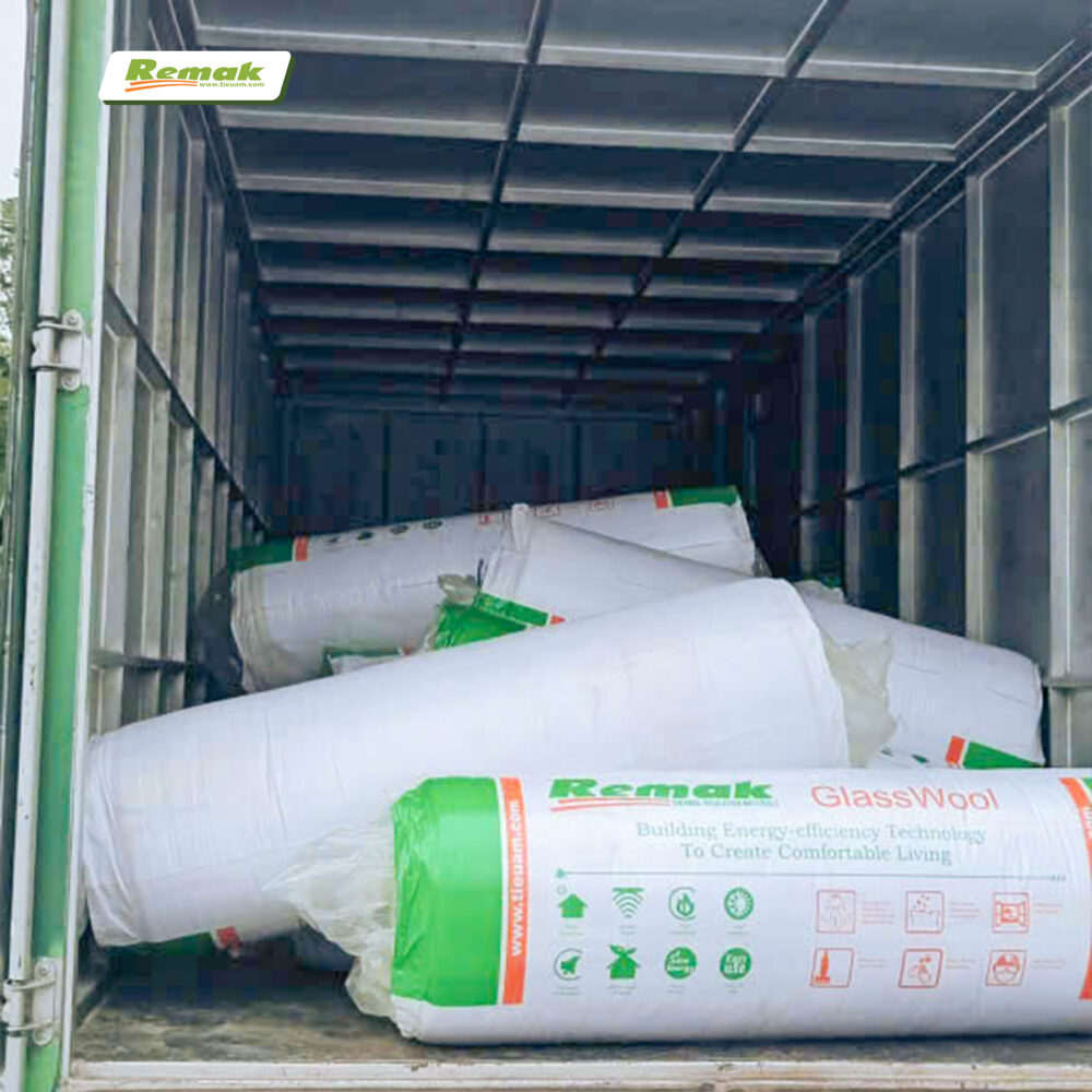 Bông thủy tinh Remak được đóng gói dạng cuộn, dễ vận chuyên và thi công