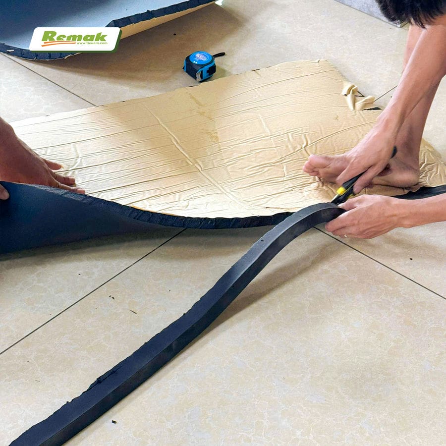 Lắp đặt cao su lưu hóa đúng cách – Bí quyết tiết kiệm 30% điện năng khi dùng điều hòa Thi công cắt cao su lưu hóa làm gioăng dán bảo ôn ống điều hòa