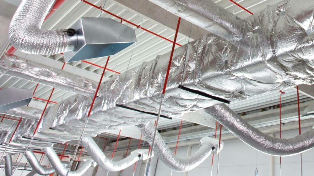 Tại sao nên chọn xốp PE dán sẵn cho công trình HVAC hiện đại? xốp pe bọc bảo ôn ống thông gió