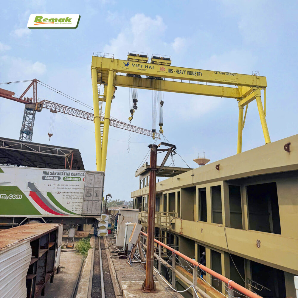 Remak trực tiếp giao hàng tới công trình đóng mới tàu du lịch tại Quảng Ninh